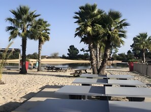 Outdoor dining - The Bassin Cabin – 3-Bedroom Mobile Home with Terrace and Pool (Lège-Cap-Ferret)