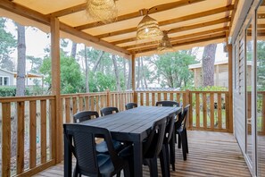 Outdoor dining - The Bassin Cabin – 3-Bedroom Mobile Home with Terrace and Pool (Lège-Cap-Ferret)