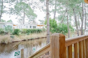 Property grounds - The Bassin Cabin – 3-Bedroom Mobile Home with Terrace and Pool (Lège-Cap-Ferret)