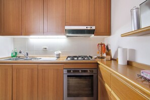 Réfrigérateur, four, plaque de cuisson, cafetière/bouilloire