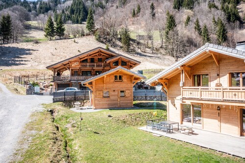 Chalet 'Léonie' with Mountain View, Shared Terrace and Wi-Fi