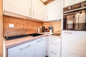 Een koelkast, een oven, een kookplaat, een vaatwasser
