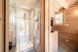 Douche, sèche-cheveux, serviettes fournies