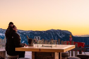 Outdoor dining - Room 'Panorama Room 6' with Shared Terrace, Shared Garden and Wi-Fi (Brixen)