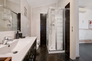 Dusche, Haartrockner, Handtücher