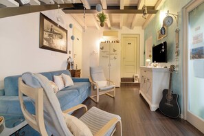 TV - Villa 'La Baia' with Private Terrace, Wi-Fi and Air Conditioning (San Felice del Benaco)