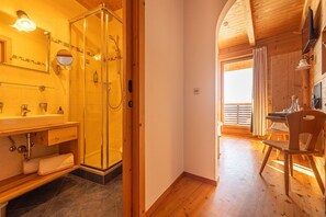 Shower, hair dryer, towels - Room 'Rossalm Panoramic Room 3' with Shared Terrace, Shared Garden and Wi-Fi (Brixen)