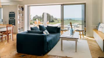 Fernseher, Kamin, DVD-Player