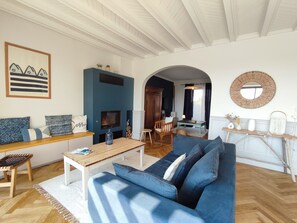 Tv, eldstad och dvd-spelare