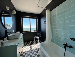Een douche, een haardroger, handdoeken