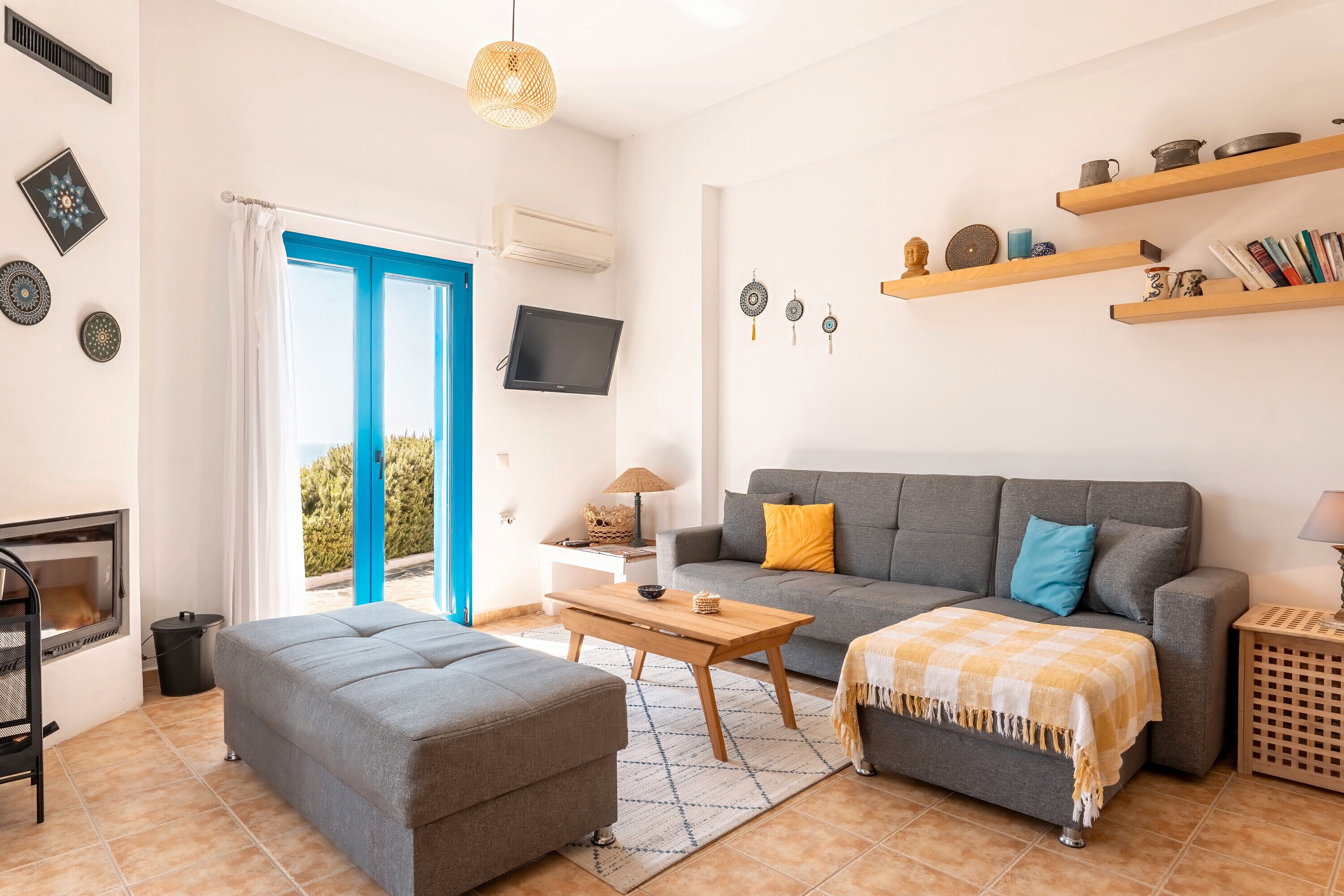 Televisie en een open haard