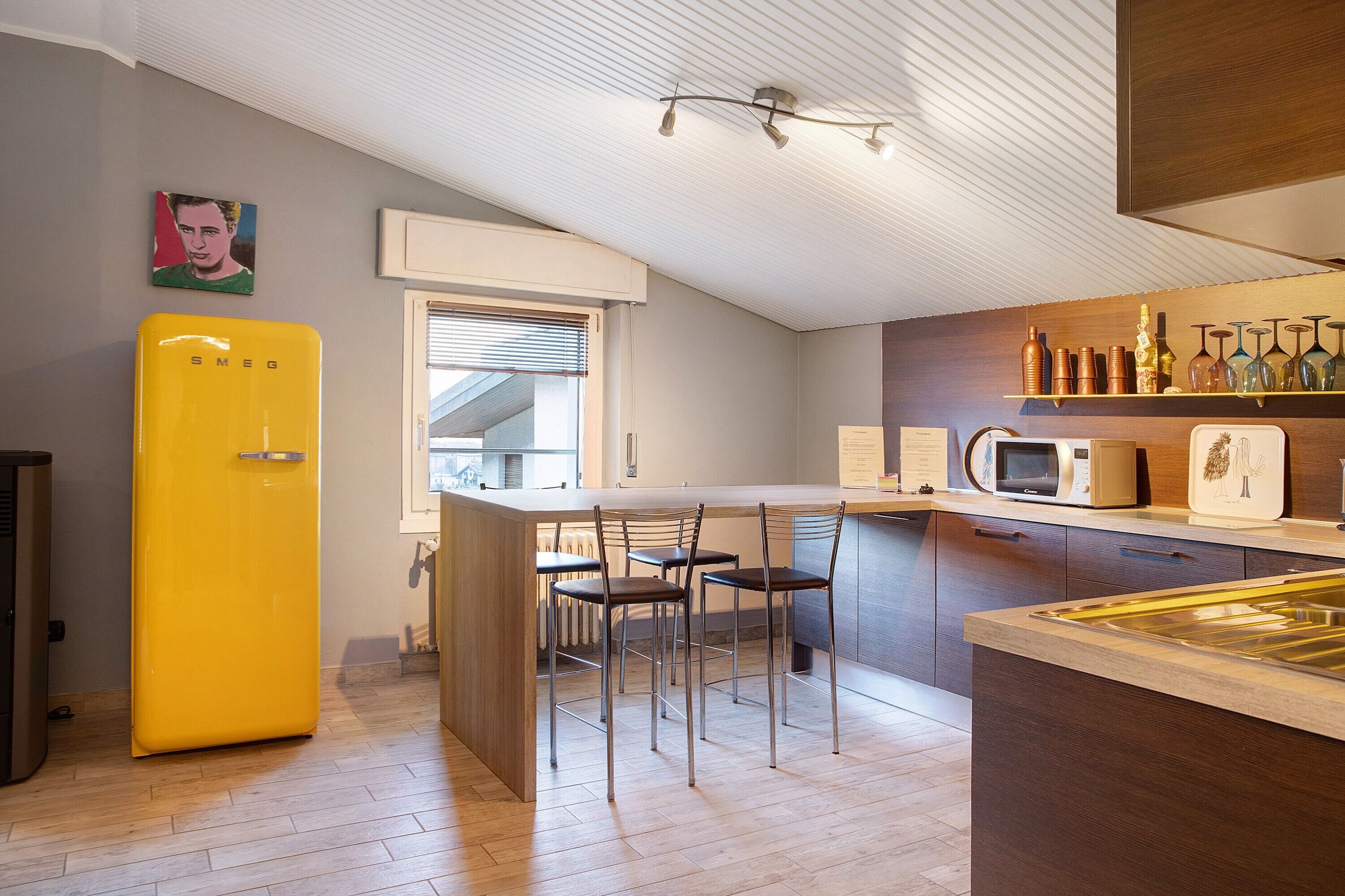 Frigorifero, microonde, piano cottura, lavastoviglie