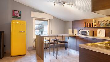 Frigorifero, microonde, piano cottura, lavastoviglie