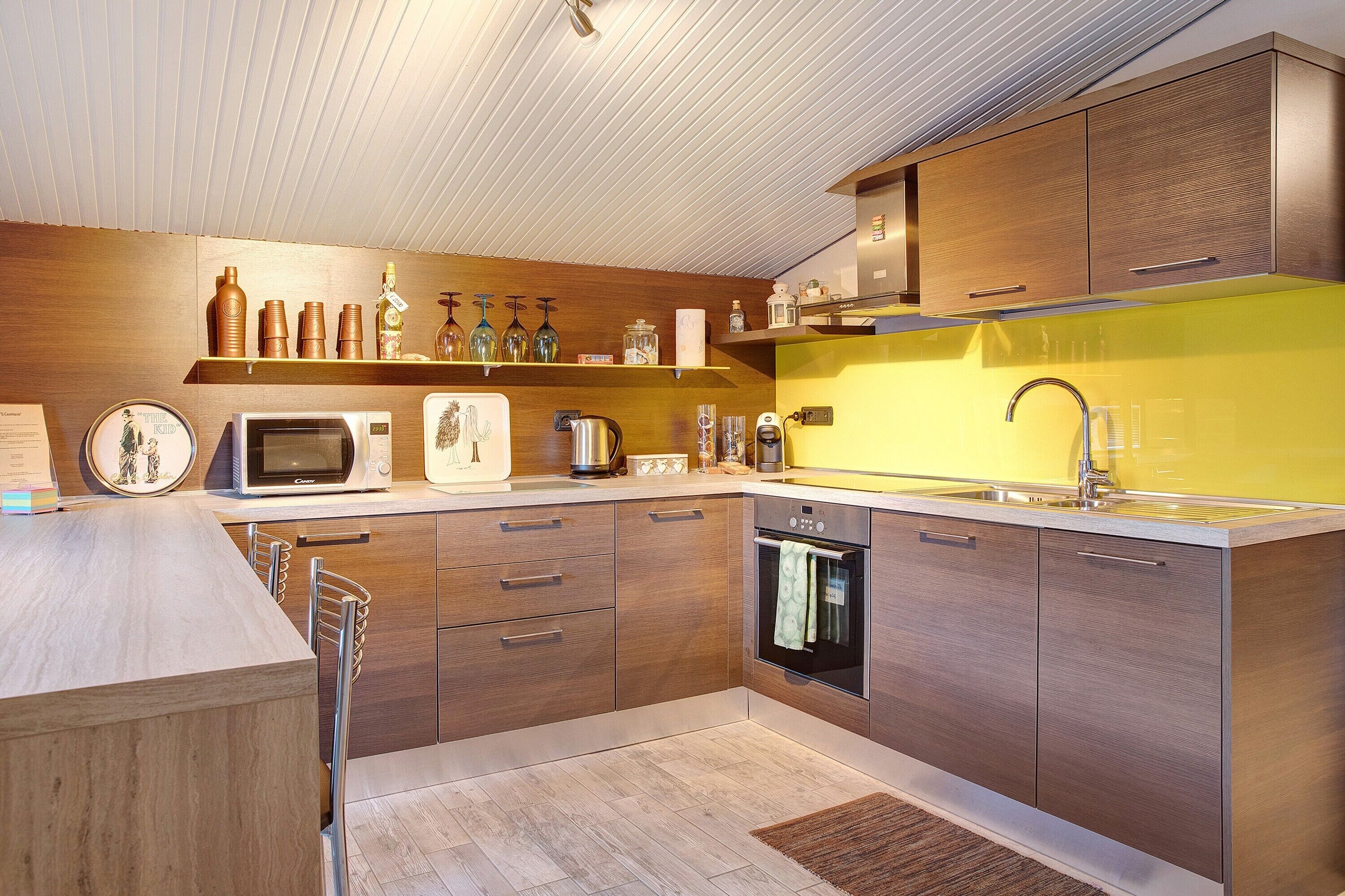 Frigorifero, microonde, piano cottura, lavastoviglie