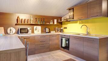 Frigorifero, microonde, piano cottura, lavastoviglie