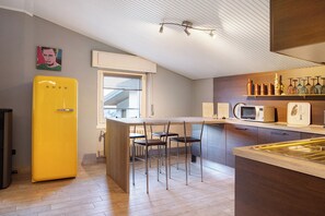 Kühlschrank, Mikrowelle, Herdplatte, Geschirrspüler