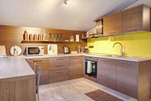 Kühlschrank, Mikrowelle, Herdplatte, Geschirrspüler