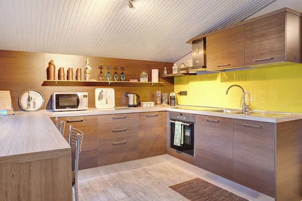 Réfrigérateur, micro-ondes, plaque de cuisson, lave-vaisselle