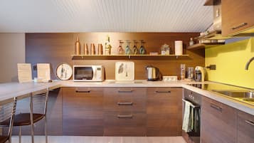 Fridge, microwave, stovetop, dishwasher