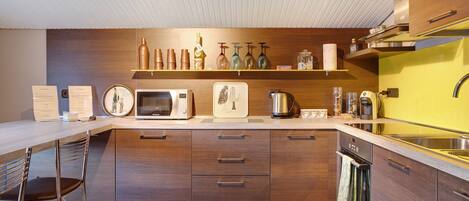 Fridge, microwave, stovetop, dishwasher