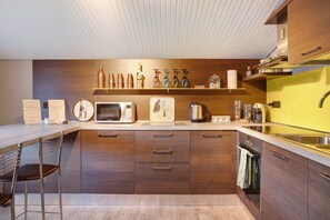 Kühlschrank, Mikrowelle, Herdplatte, Geschirrspüler