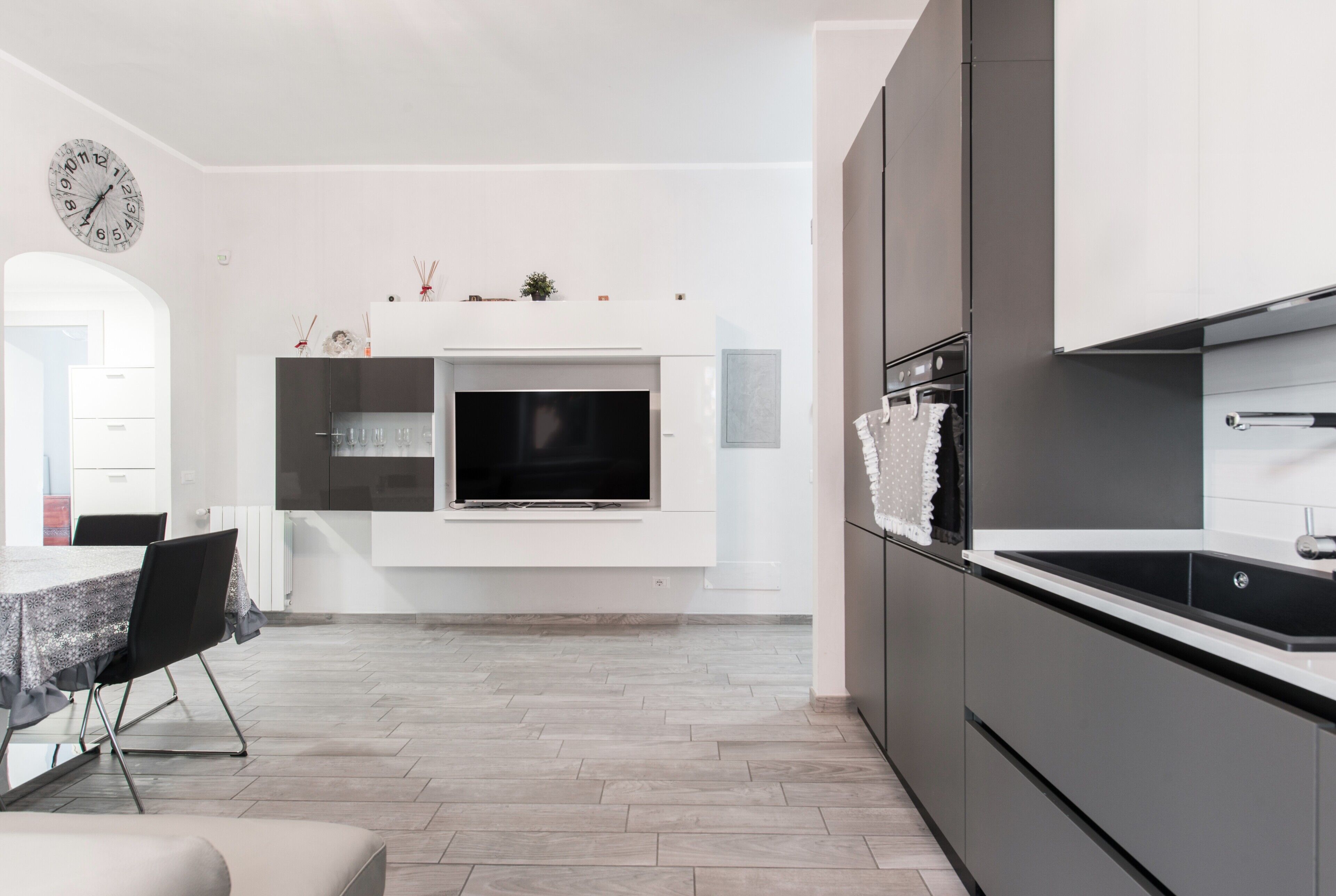 Een koelkast, een oven, een kookplaat, een vaatwasser