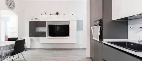 Een koelkast, een oven, een kookplaat, een vaatwasser