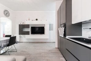Fridge, oven, stovetop, dishwasher - Apartment 'Amars House' with Balcony, Wi-Fi and Air Conditioning (Roma)