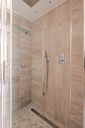 Shower, hair dryer, towels - Apartment 'Amars House' with Balcony, Wi-Fi and Air Conditioning (Roma)