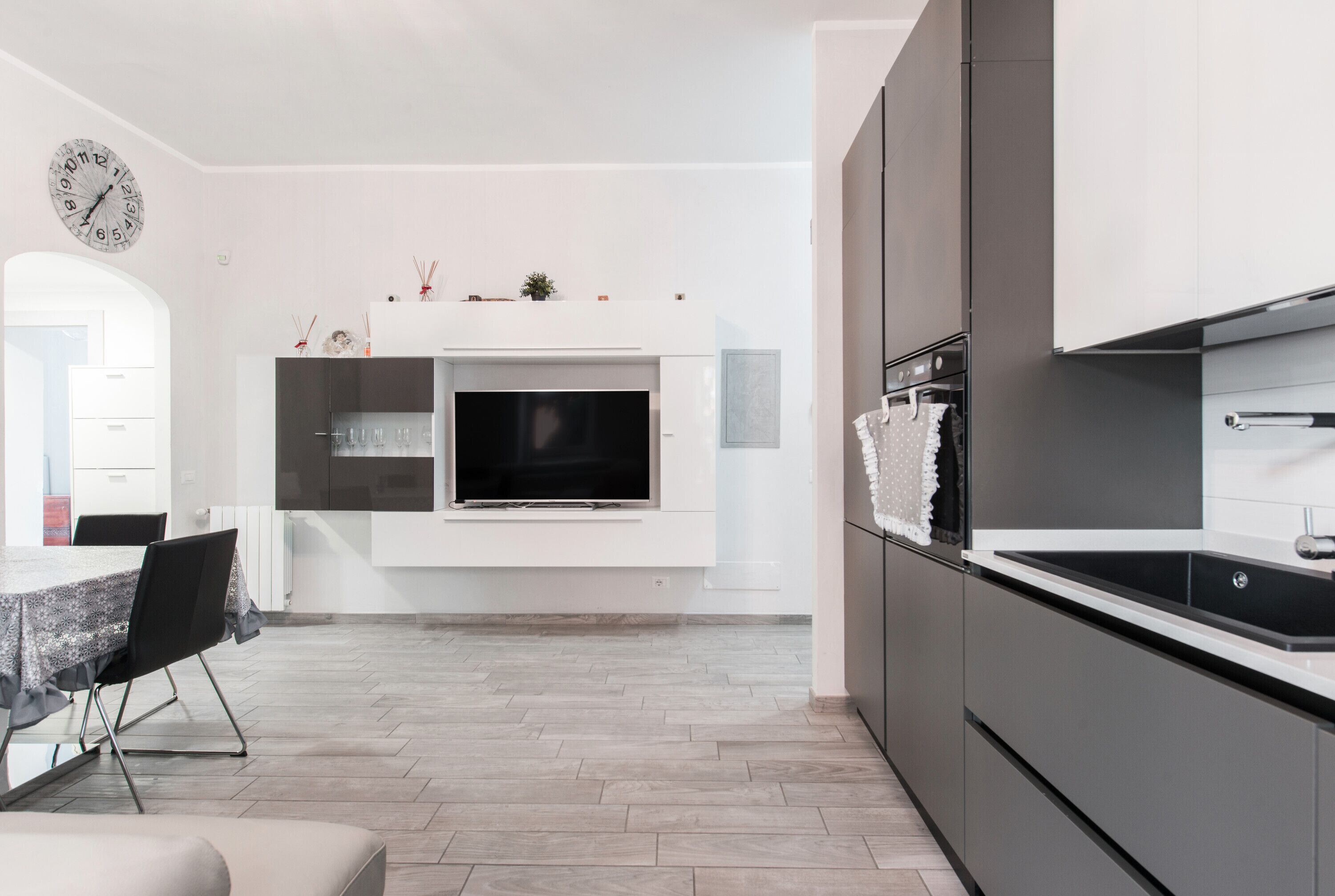 Een koelkast, een oven, een kookplaat, een vaatwasser