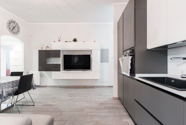 Réfrigérateur, four, plaque de cuisson, lave-vaisselle