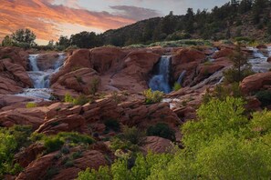 Un paysage naturel caractérisé par de nombreuses cascades, un terrain rocheux et une végétation luxuriante.