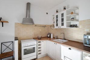 Frigorífico, horno, placa de cocina y lavavajillas