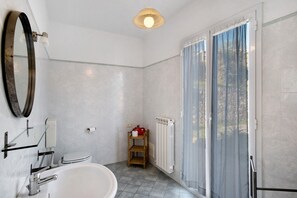 Suihku, hiustenkuivaaja