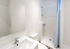Shower, towels - Studio in the Heart of Bayonne - Practical and Comfortable Stay (Bayonne)