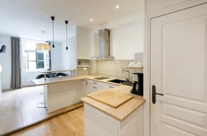 Microondas, horno, placa de cocina y cafetera o tetera