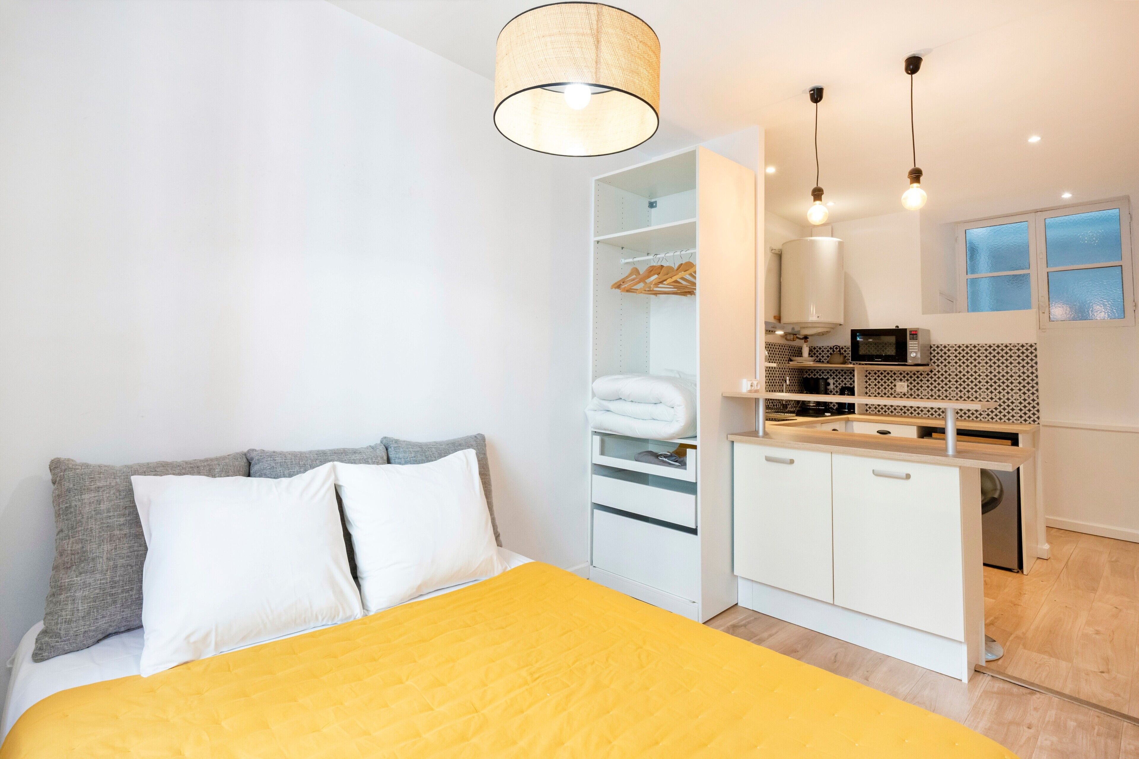 Iron/ironing board, bed sheets