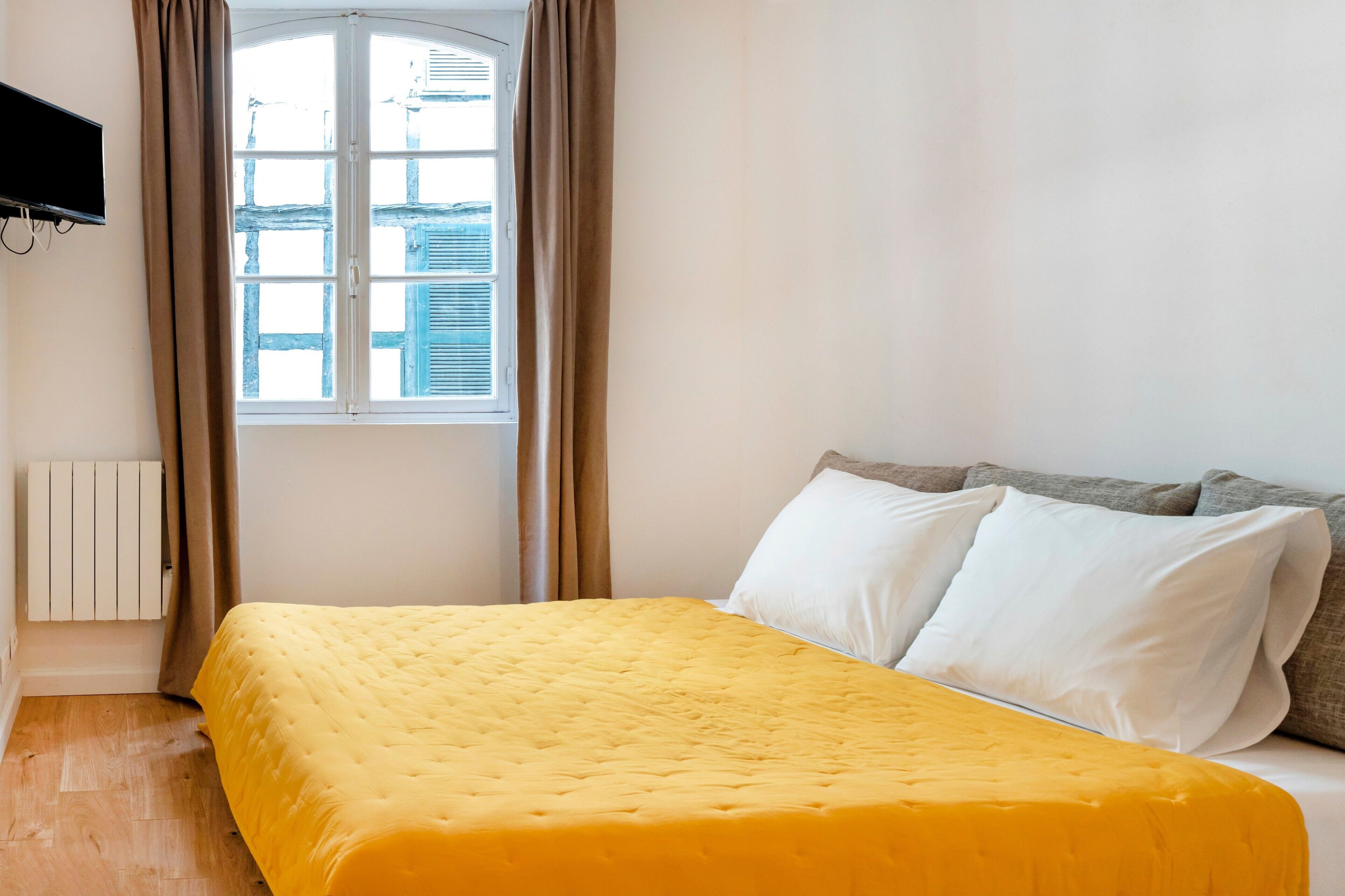 Tabla de planchar con plancha y ropa de cama