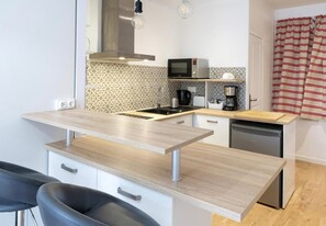 Microwave, oven, stovetop, coffee/tea maker - Studio in the Heart of Bayonne - Practical and Comfortable Stay (Bayonne)