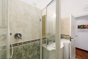 Douche, sèche-cheveux, serviettes fournies