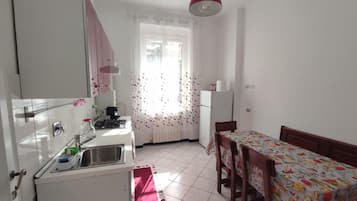 Fridge, oven, stovetop, electric kettle