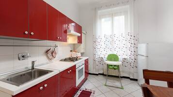 Frigorifero, forno, piano cottura, bollitore elettrico