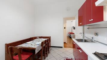 Frigorifero, forno, piano cottura, bollitore elettrico