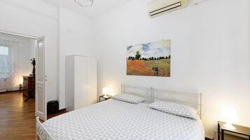 2 slaapkamers, een strijkplank/strijkijzer, gratis wifi, beddengoed