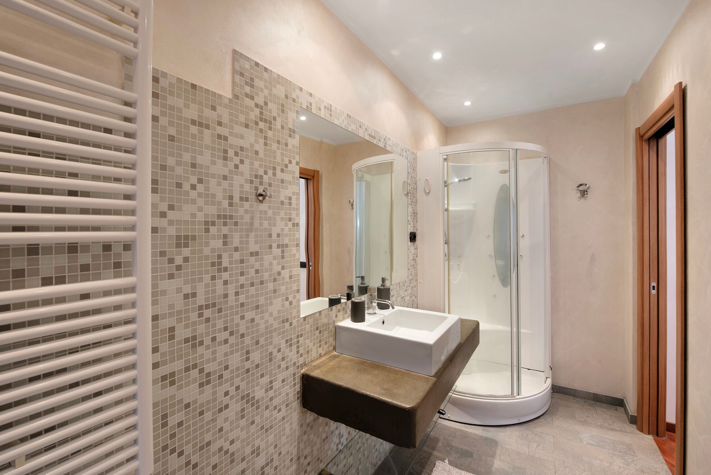 Dusch, hårtork och handdukar