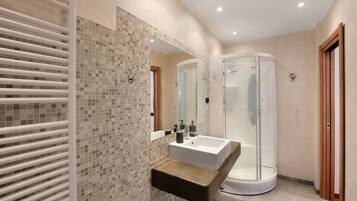 Douche, sèche-cheveux, serviettes fournies