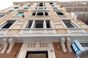 تفاصيل الفندق من الخارج