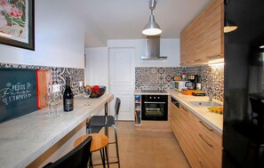 Kjøleskap, ovn, kokeplater og oppvaskmaskin