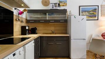 Coffee/tea maker, fridge, microwave, oven