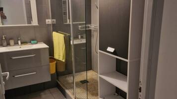 Shower, free toiletries, hair dryer, towels